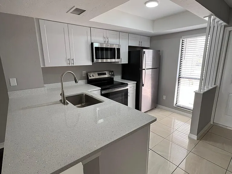 811 SE 12th Ave #302 — Photo 4