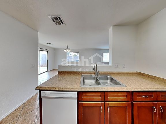 4th image of 1005 E Desert Rose Trl