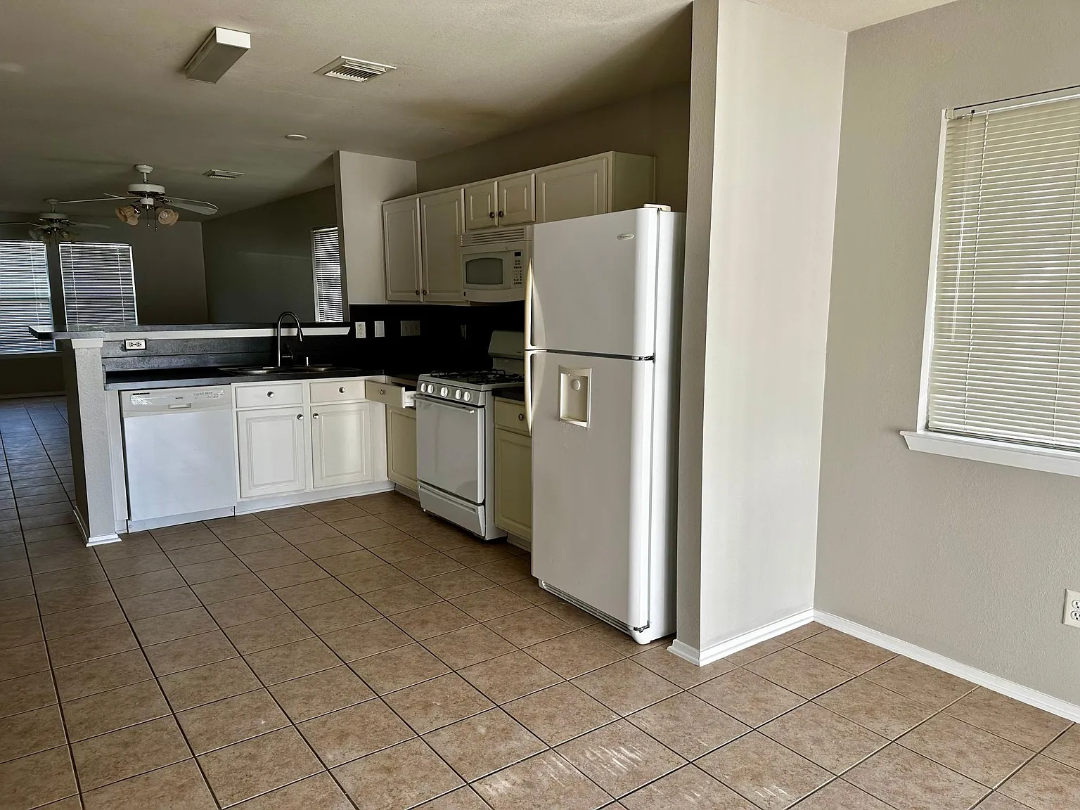 3 bed, 1201 sqft, $1,830 — Photo 3