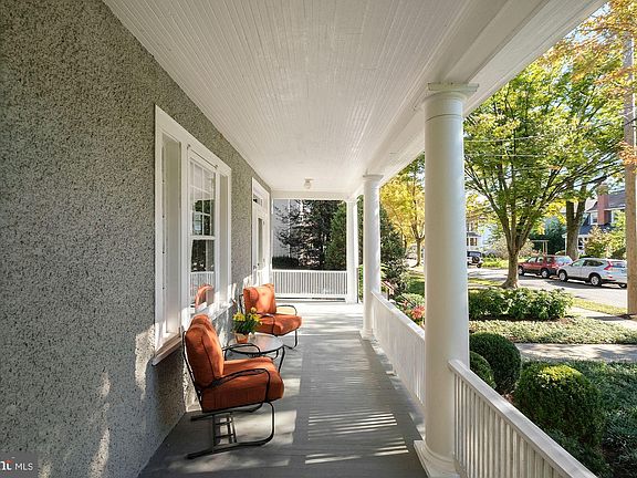4th image of 3523 Bradley Ln