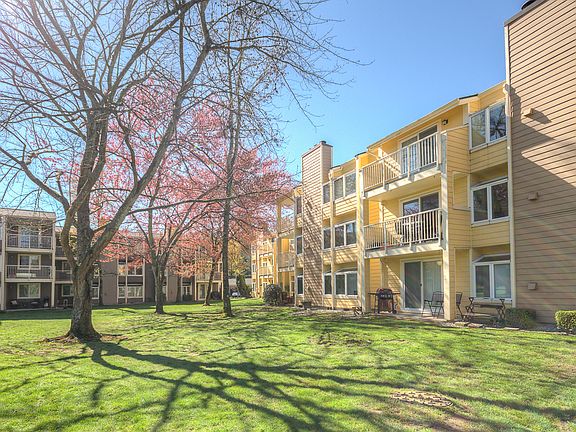 3rd image of 7366 W Lake Sammamish Pkwy NE #2103