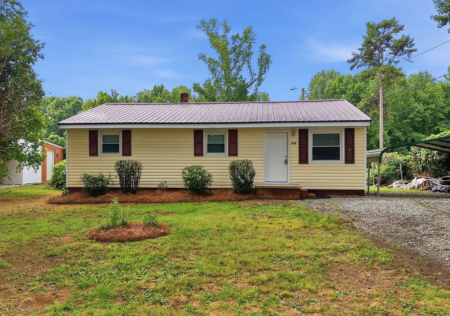 3 Bedroom 1 Bathroom — Photo 1