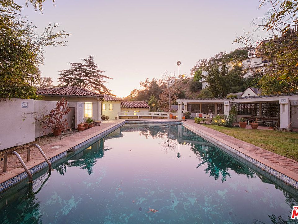 1st image of 3015 N Beachwood Dr