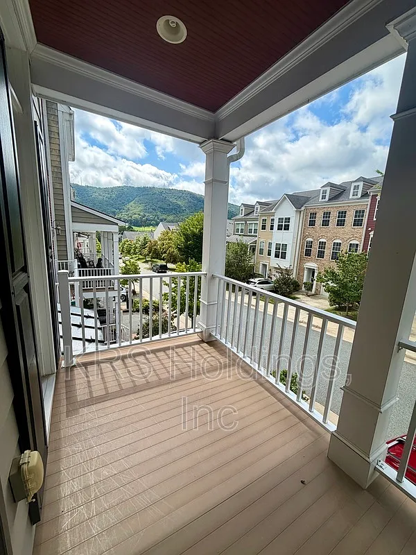 4 bed, 3.5 bath, 2222 sqft, $2,990 — Photo 1