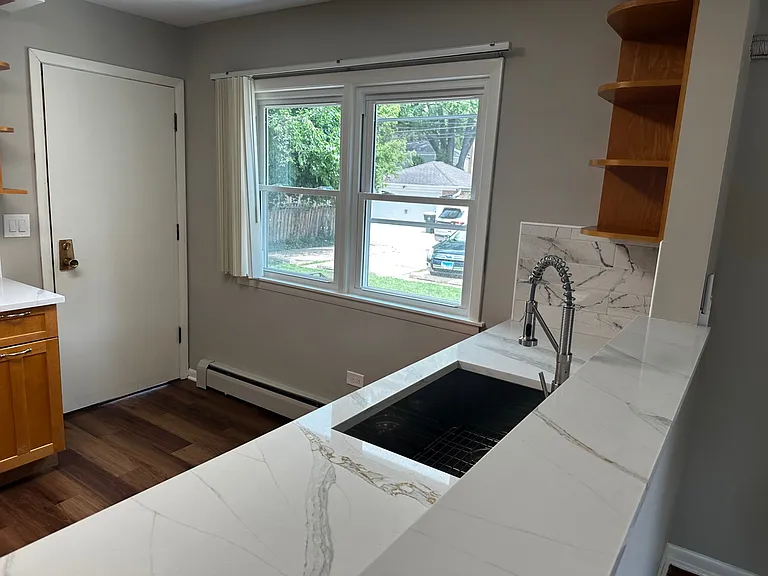 Kitchen with quartz countertop
