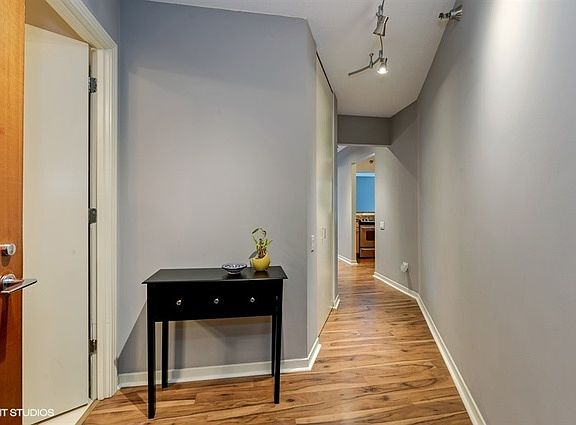 2nd image of 400 N La Salle St #910
