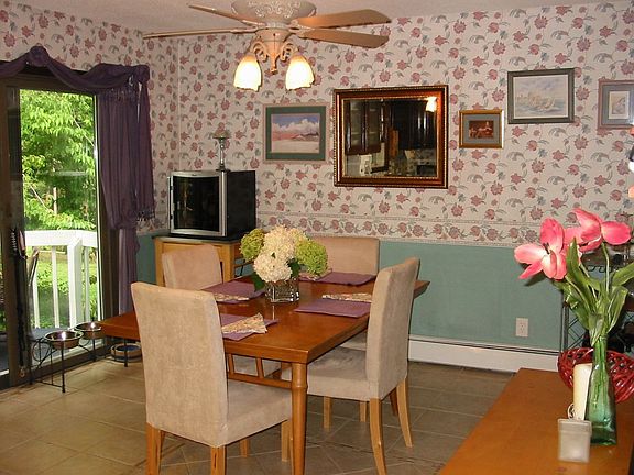 Dining area w/sliders to deck