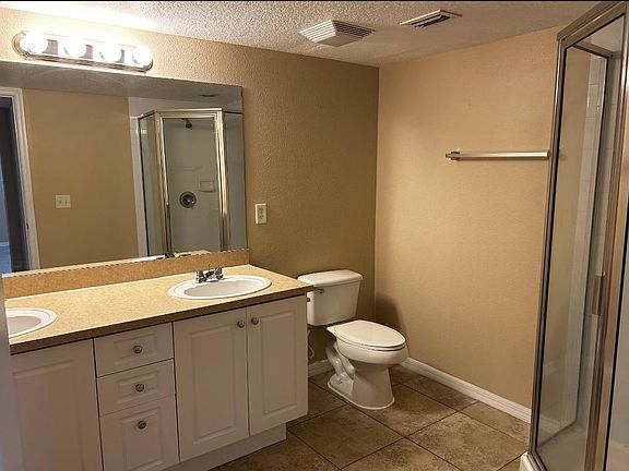 Primary en suite bath.
