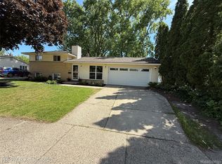 857 Panorama Dr, Milford, MI 48381