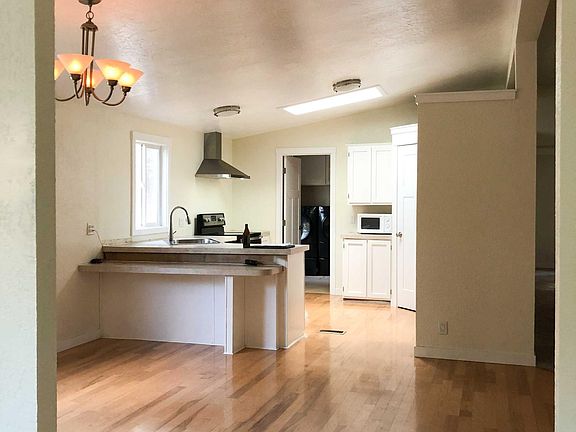 4th image of 19945 Alderwood Cir