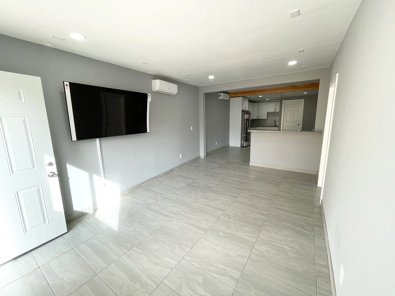 3 bed, 450 sqft, $3,350 — Photo 1