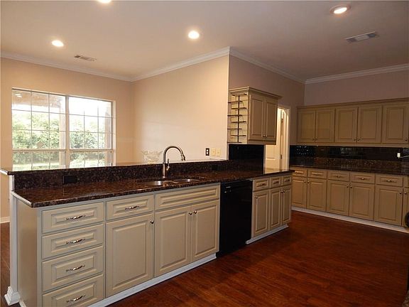 5th image of 712 Saint Clair Ave