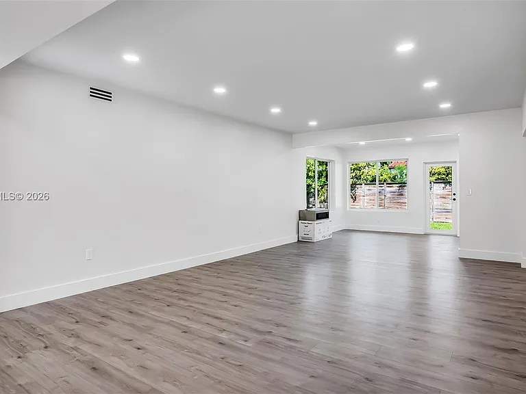 1500 NE 13th Pl — Photo 13