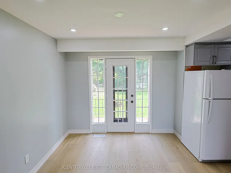 268 Burlington Cres #UPPER — Photo 12
