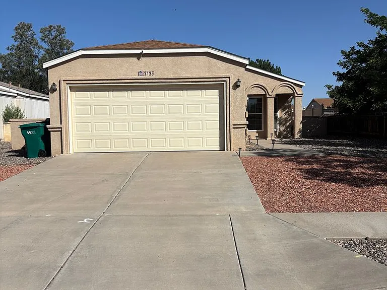2125 Sierra Ln NE — Photo 2