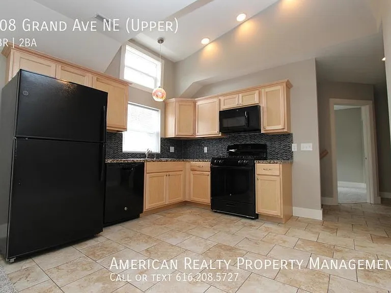 308 Grand Ave NE — Photo 2
