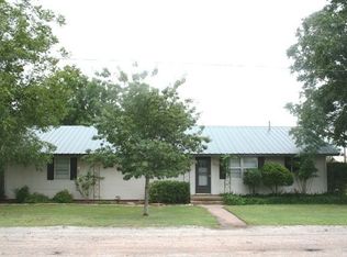 407 W 4th St, Miles, TX 76861