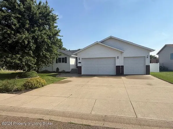 1105 20th St W, Dickinson, ND 58601