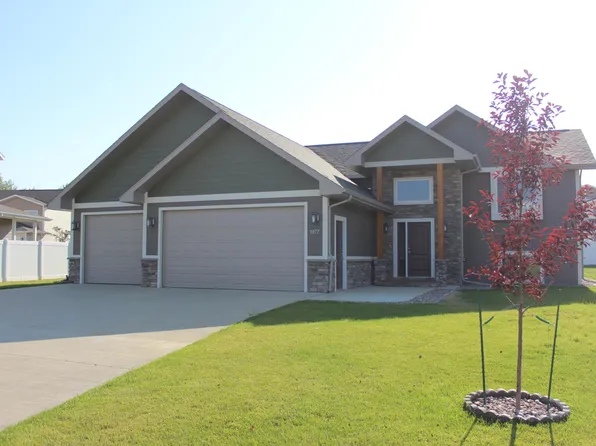 1977 Yellowstone Cir, Dickinson, ND 58601