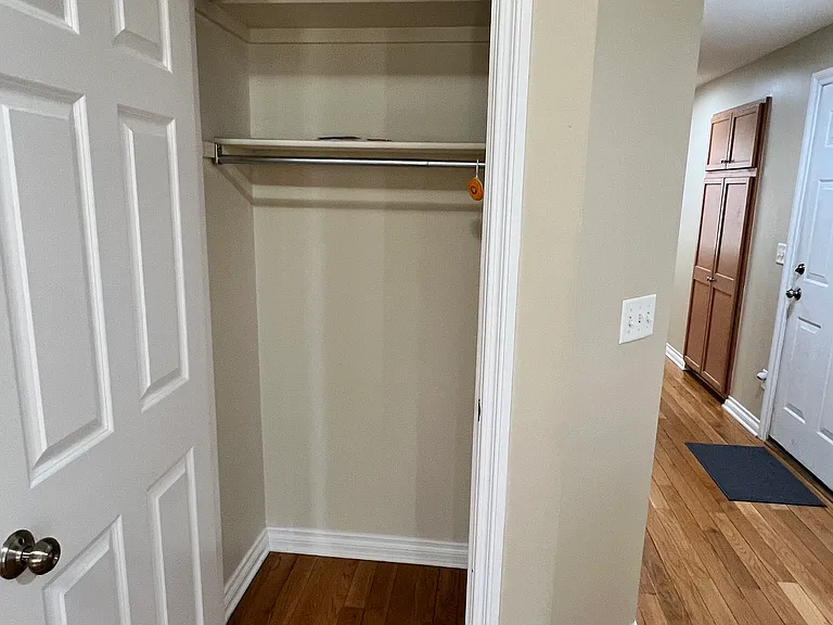 2122 Clinton St — Photo 4
