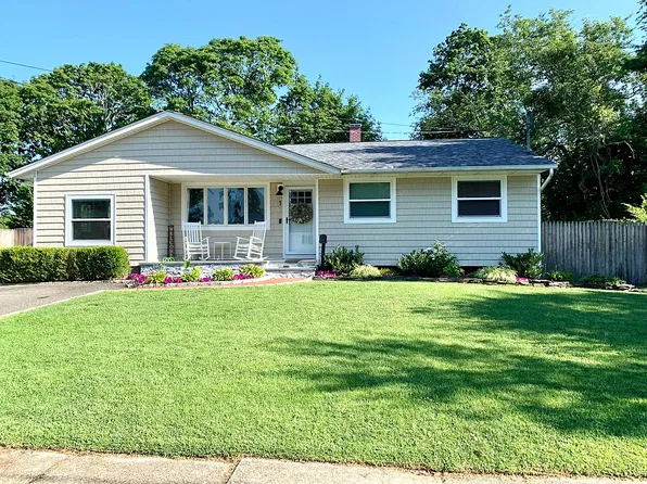 1 Rebel Dr, Blue Point, NY 11715