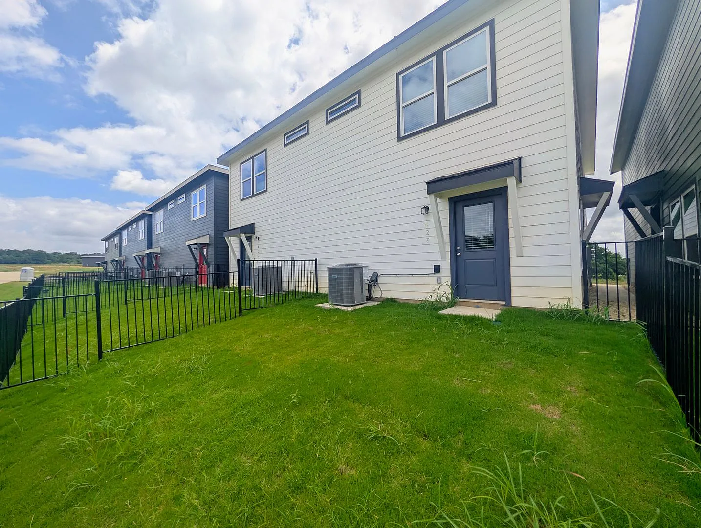 Brand New Duplex in New East Parks Community — Photo 3