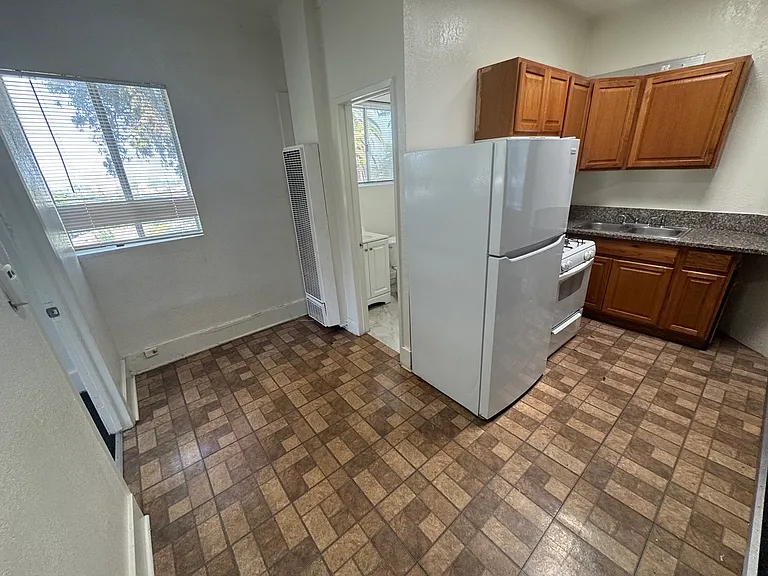 127 N Burlington Ave #C — Photo 14