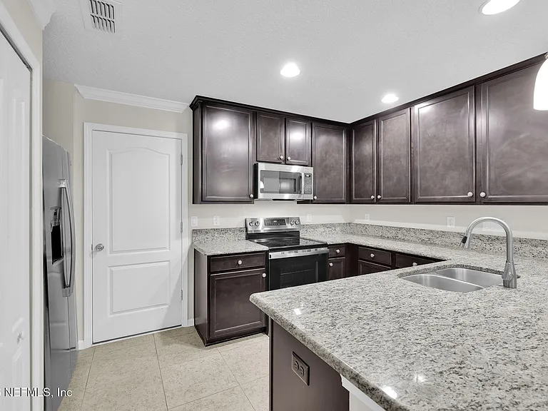 452 Walnut Dr — Photo 7