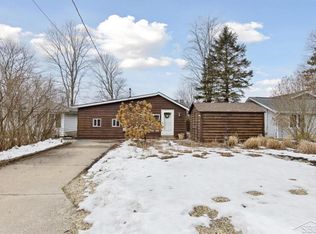 2985 N Lakeview Dr, Sanford, MI 48657