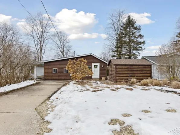 2985 N Lakeview Dr, Sanford, MI 48657
