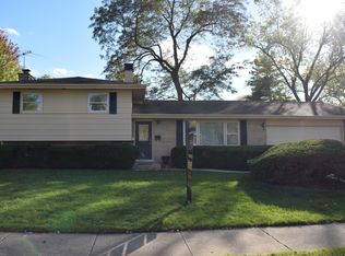 719 E Morris Dr, Palatine, IL 60074