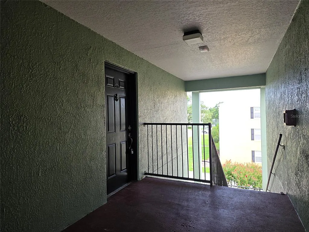 2 bed, 1.5 bath, 830 sqft, $1,595 — Photo 2