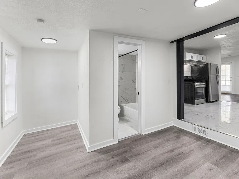 9113 Askew Ave — Photo 10