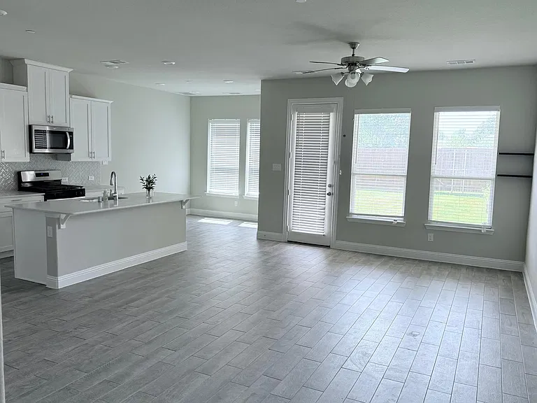 532 Hutchinson Ln — Photo 3