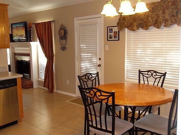 5th image of 1100 Lindsey Cir