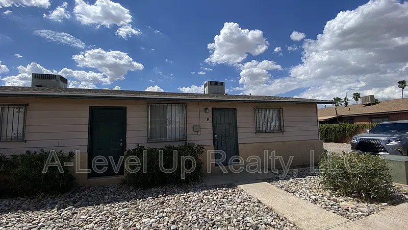 2 bed, 1.0 bath, 900 sqft, $1,050 — Photo 3