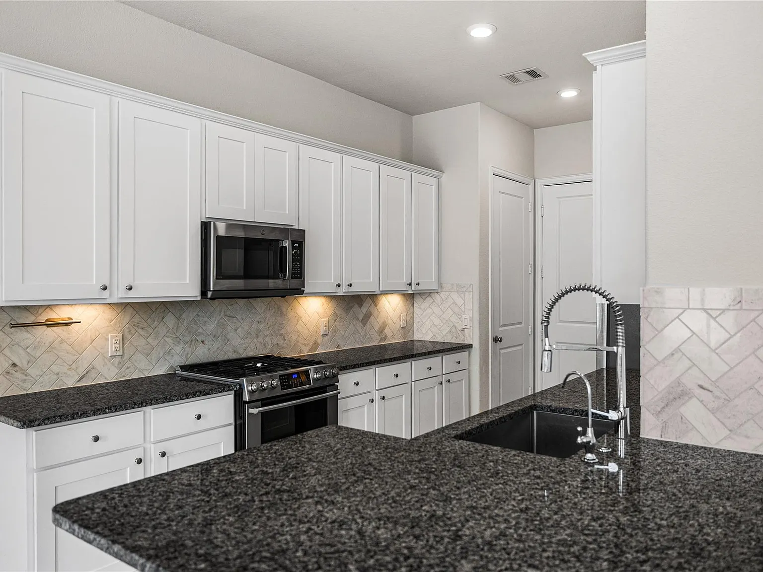 3 bed, 2.5 bath, 1881 sqft, $2,700 — Photo 3