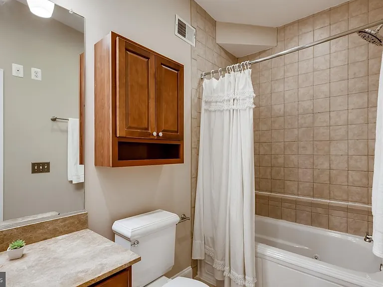 130 W Ostend St — Photo 16