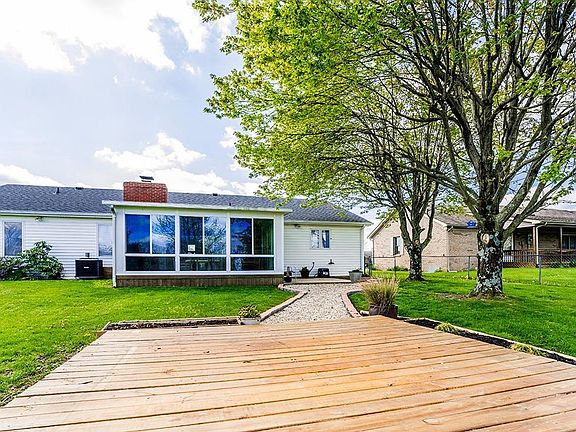 2nd image of 124 Teakwood Dr