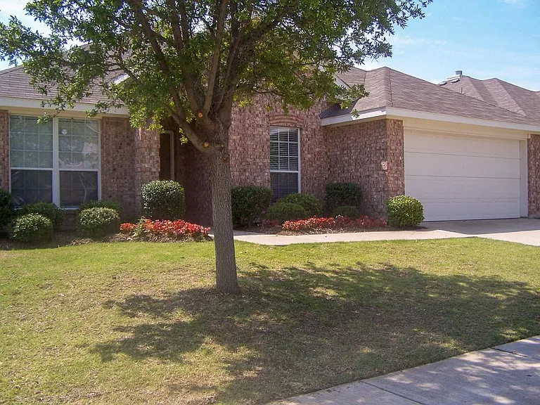 6416 Meadowcrest Ln — Photo 2