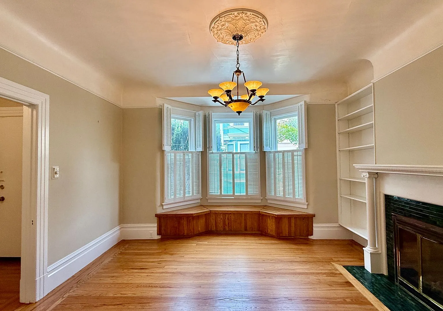 Updated 3BR/2BA Victorian + Den & Private Garden in Duboce Triangle — Photo 4