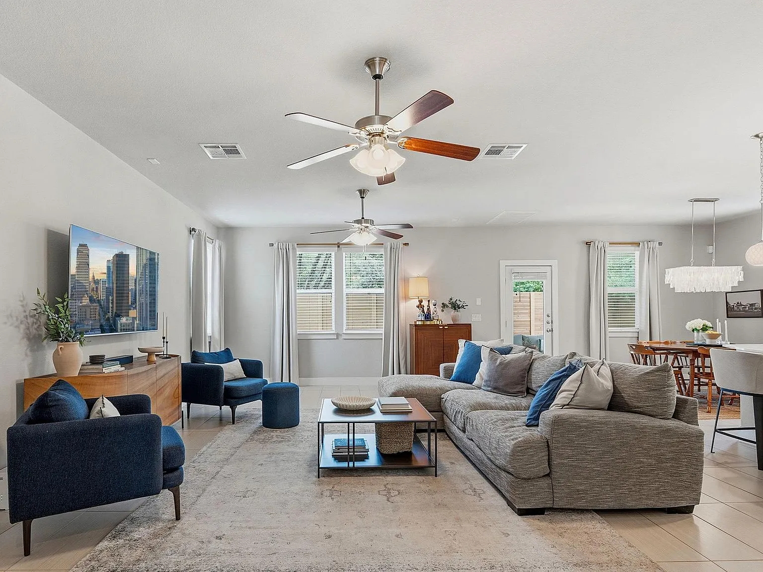 4 bed, 2.5 bath, 2080 sqft, $3,000 — Photo 2