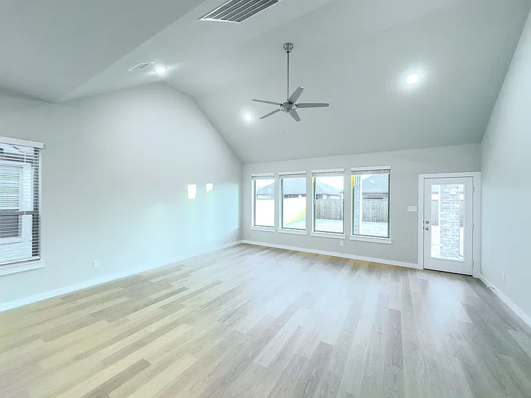566 Silver Springs Ln — Photo 7