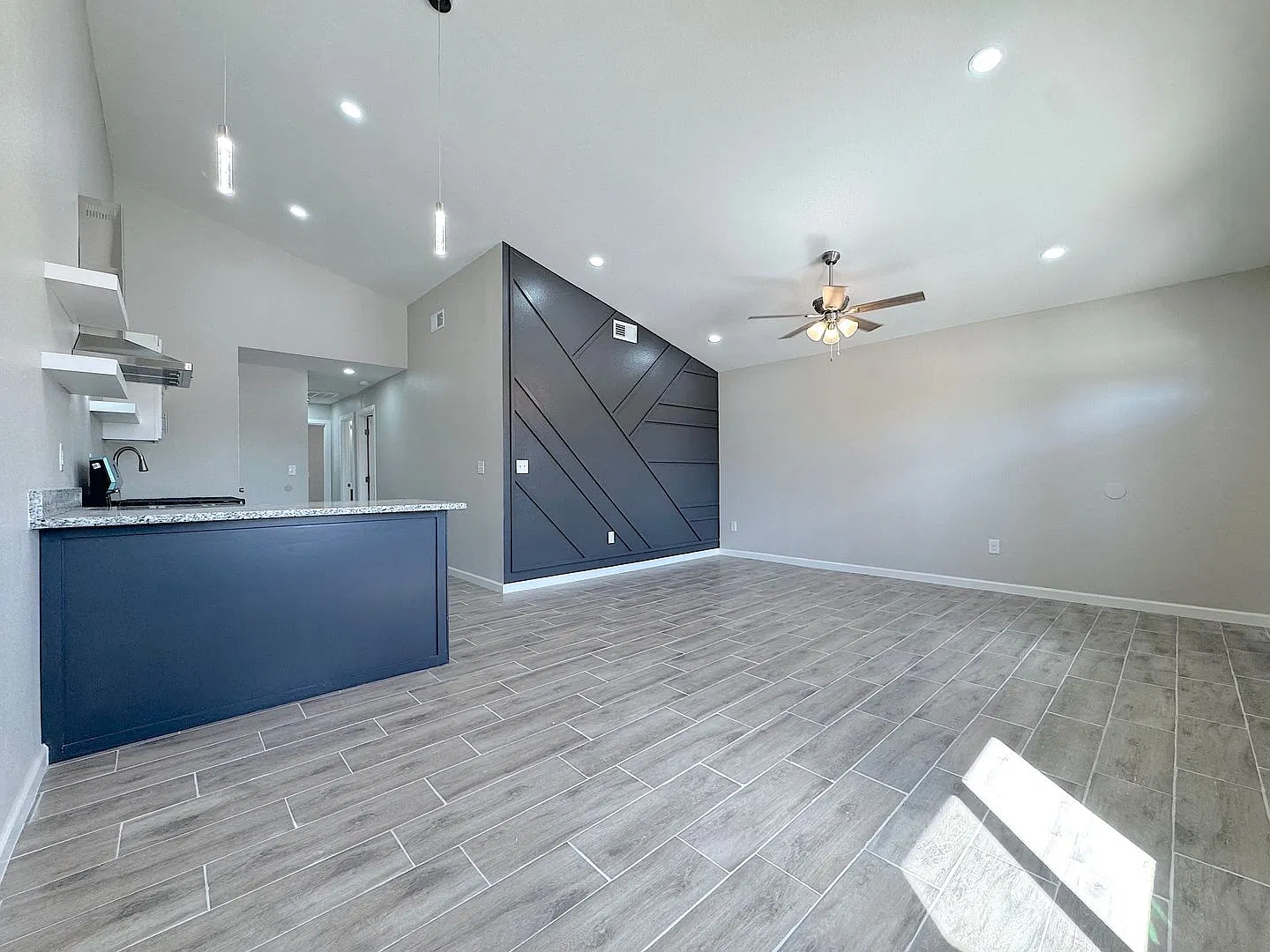 Modern Stylish Duplex 3bed/3bath Refrig A/C with 2 Ensuite Bedrooms! — Photo 4