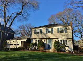 1 Deerfield Dr, Barrington, RI 02806