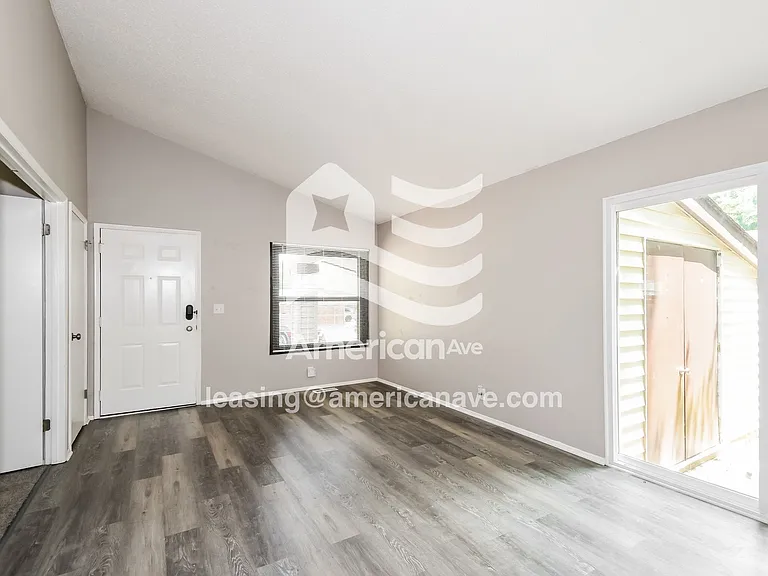 1375341_006_living_room_13846734.jpg