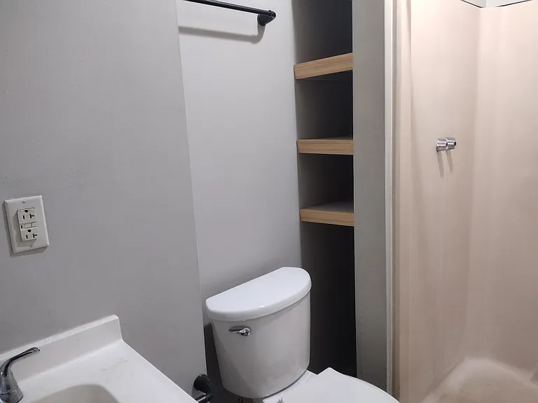 34 Rosalyn Ct #109M — Photo 4