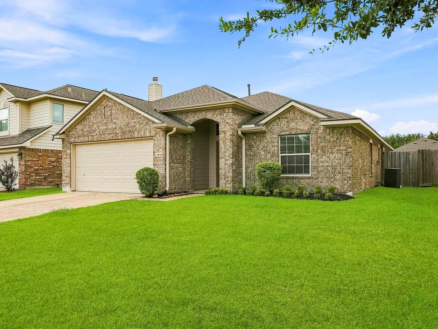 3 bed, 2.0 bath, 1786 sqft, $2,400 — Photo 2