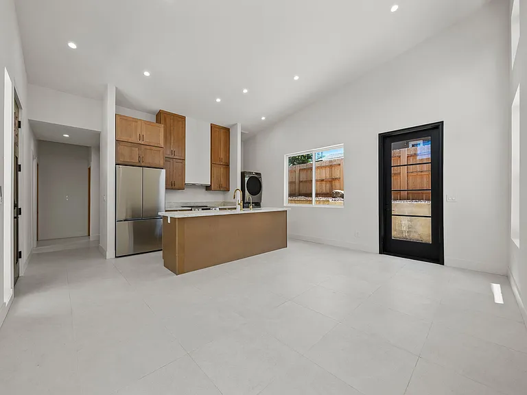 4164 Violet St — Photo 4
