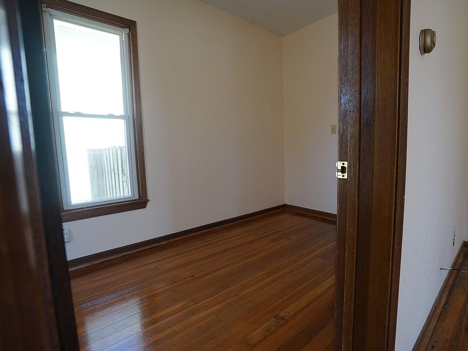SMALL BEDROOM OR OFFICE 6.5X10